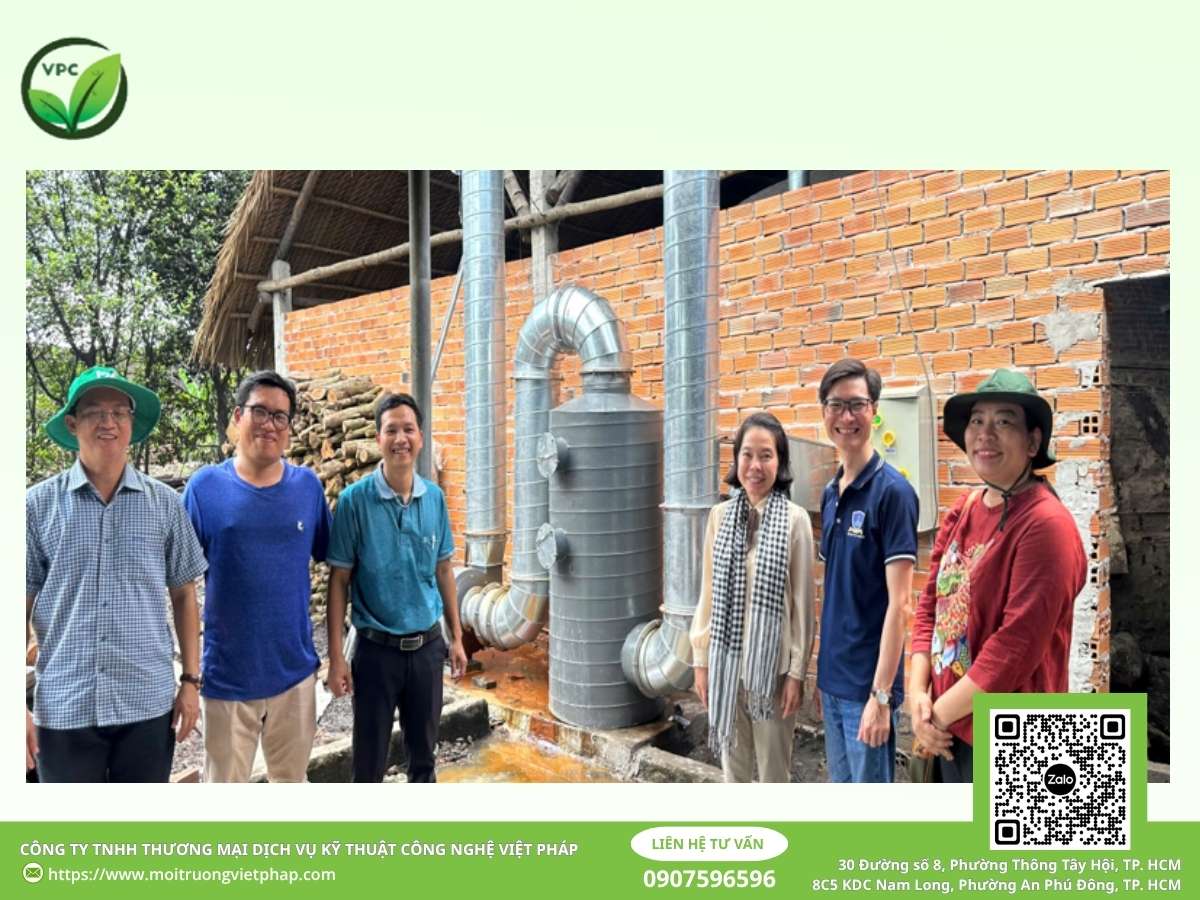 Kỹ sư Việt Pháp kiểm tra hệ thống xử lý nước thải trong giai đoạn vận hành thử nghiệm