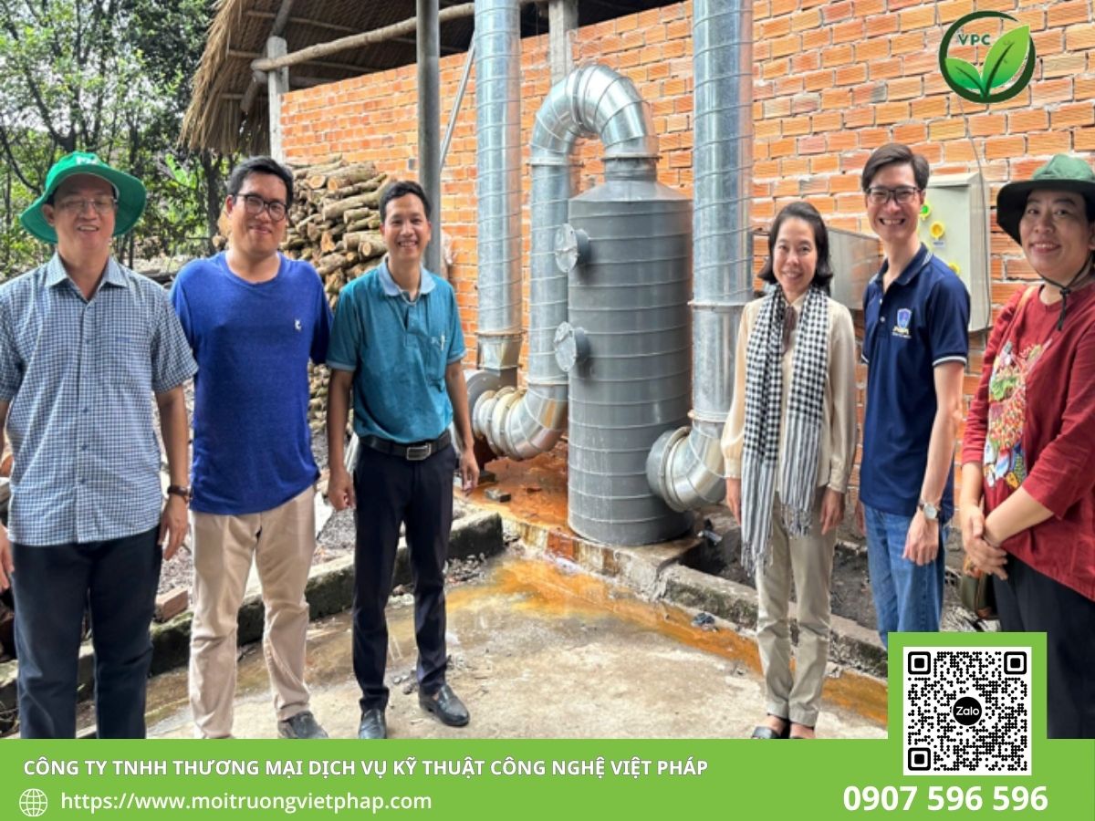 Kỹ sư Việt Pháp kiểm tra hệ thống xử lý nước thải trong giai đoạn vận hành thử nghiệm
