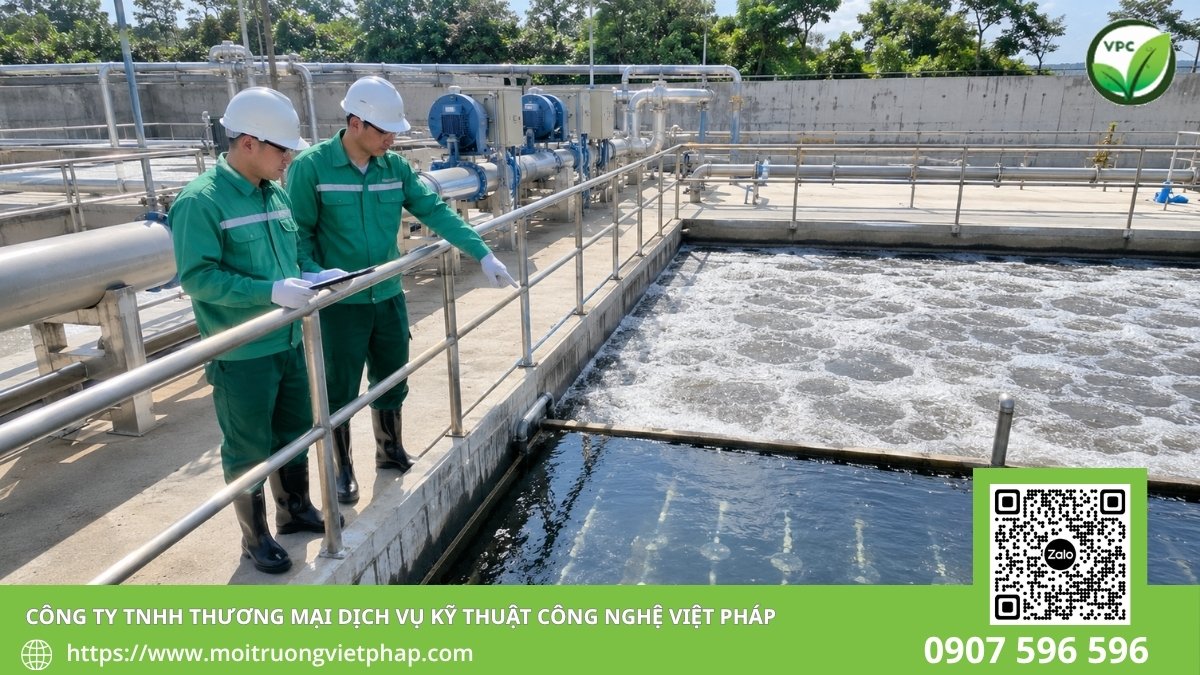 Kỹ thuật viên thay đĩa phân phối khí trong bể aerotank xử lý nước thải
