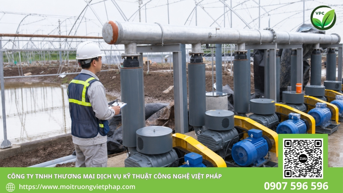 Kỹ thuật viên kiểm tra máy thổi khí tại trạm xử lý nước thải